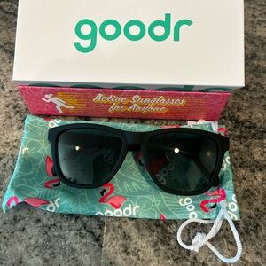 goodr 90’s sedan style icon. women/men Matte dark green Sunglasses